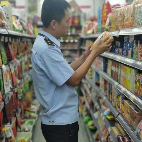 尚稷路市场监管所开展销售过期食品专项检查