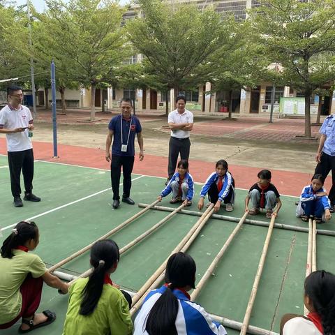 【人大代表履职】市八届人大代表黄乐强到三更小学开展黎族打柴舞调研