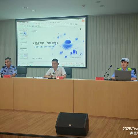 秦皇岛交警在旅游旺季深入金盾押运 共筑交通安全防线