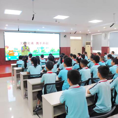 交警暑前走进第三小学开展交通安全宣传活动