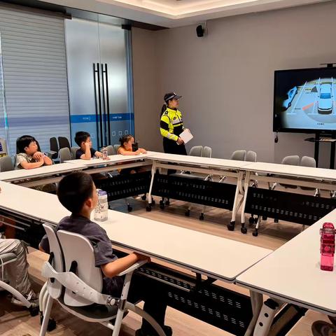 “小交警”上岗啦！假期安全课堂趣味多