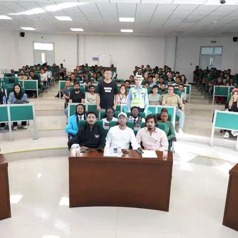 秦皇岛交警走进燕大国际教育学院 全英文宣讲守护留学生出行安全