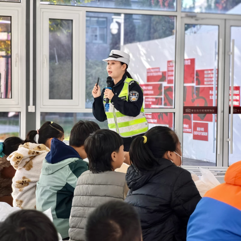 头盔绘安全 文明伴成长——秦皇岛交警走进玻璃博物馆开展交通安全宣传