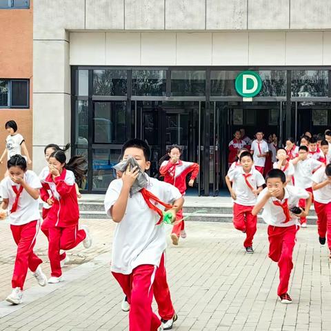 开展消防疏散演习，共筑校园安全防线 ——东北师范大学附属实验学校小学部消防疏散演习