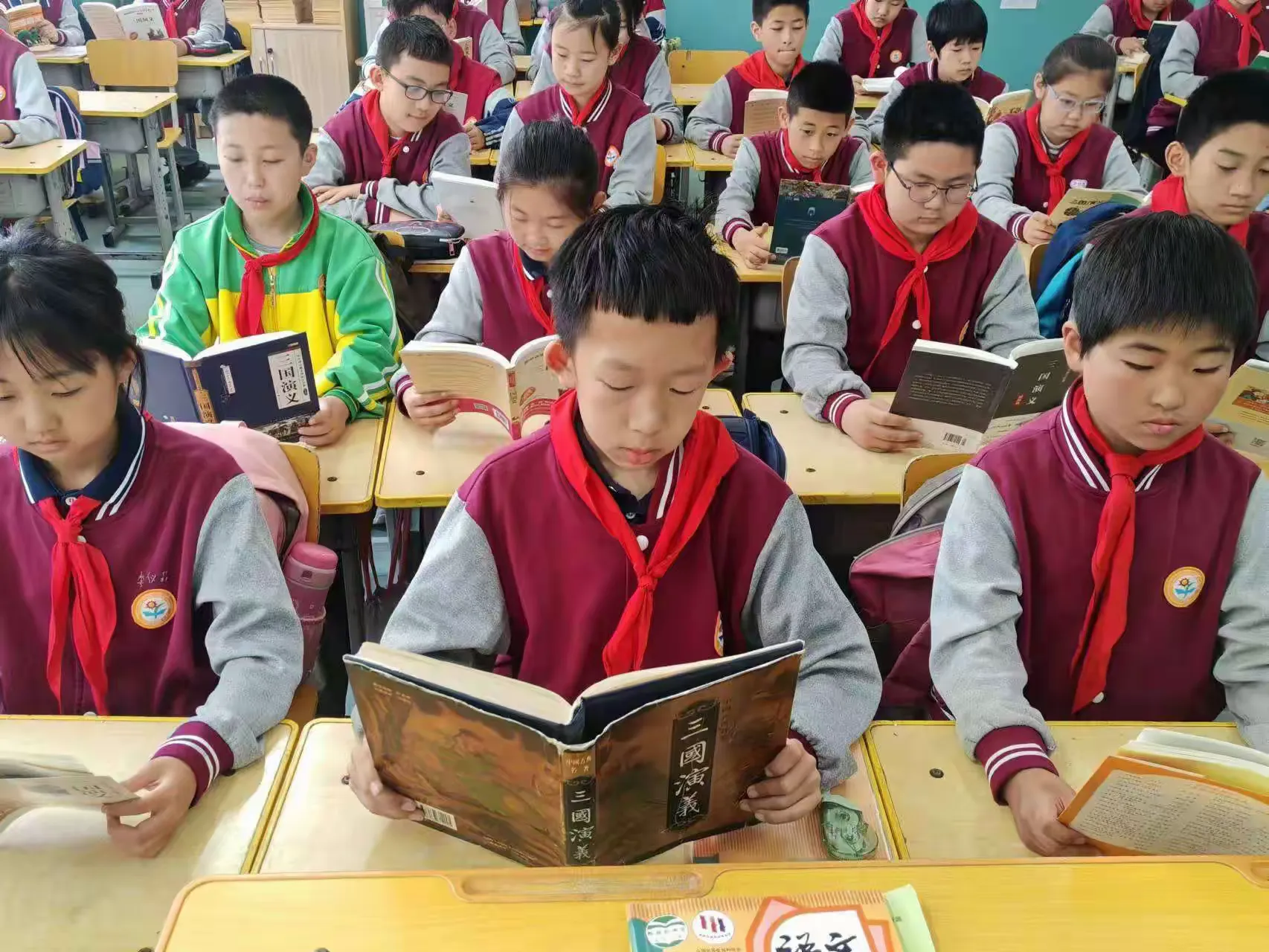 简篇-爱阅读,爱分享——五年级学生共读一本书——《三国演义》