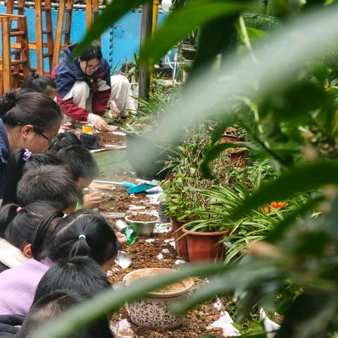 植此青绿，与春相拥 ——红月亮幼儿园植树节活动