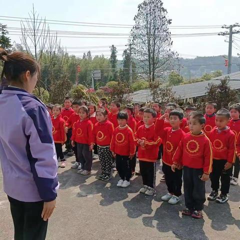 《缅怀先烈伟绩 弘扬民族精神》花桥红太阳幼儿园烈士陵园扫墓活动