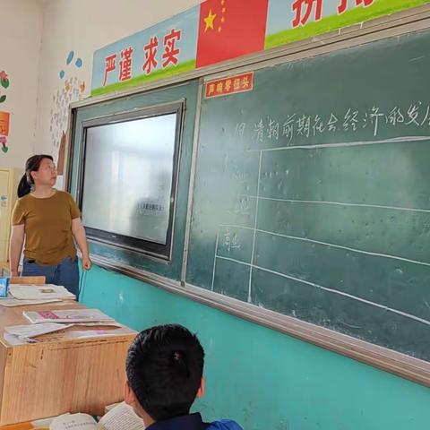 关爱学生，幸福成长——记倪辛庄中学文综组教研活动