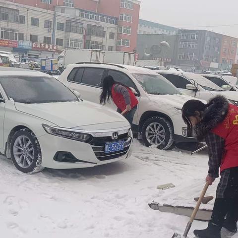 【西宾街道世纪花园社区】深化能力作风建设|清理积雪，保障居民出行