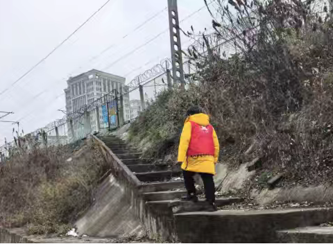 东湖区董家窑街道金家山社区开展铁路护路巡查活动