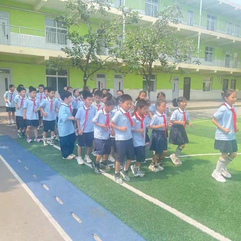 跃动童年，“跳”出精彩—外国语小学二年级立定跳远活动
