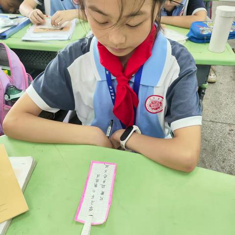 巧手做书签，方寸蕴书情        ——芙蓉小学四(8)班学生自制书签活动