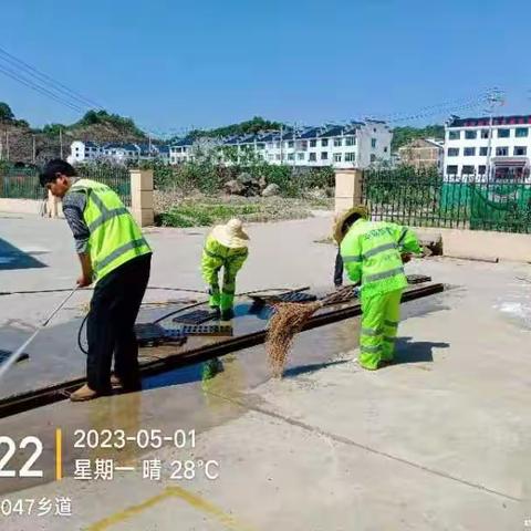 浮梁县华赣劲旅峙滩中转站清理下水道按装铁丝网