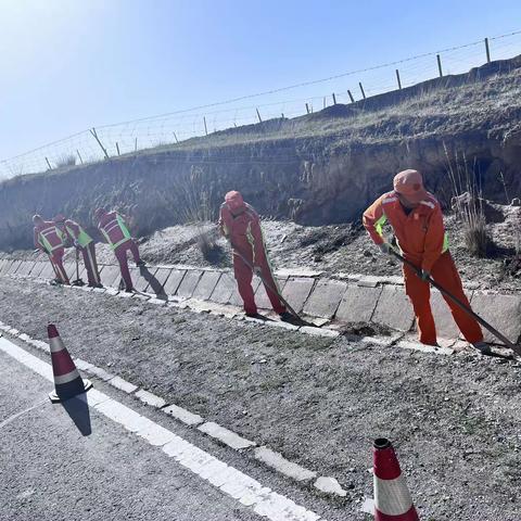 整治路域环境 履行护路职责