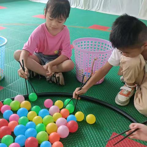 羌圩乡小太阳幼儿园大班户外夹球游戏