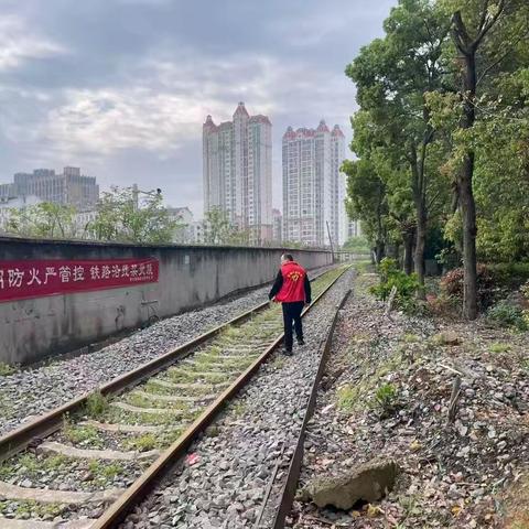 平安，就是给逝者最好的告慰。——清明巡路护平安，筑牢铁路“防火墙”