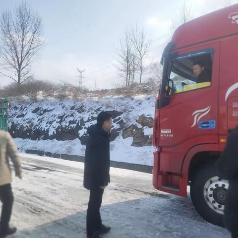 襄城公路人抗击雨雪 守护春运平安路