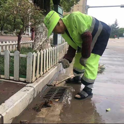 【宜良玉禾田】雨后，环卫工人绘就城市画卷