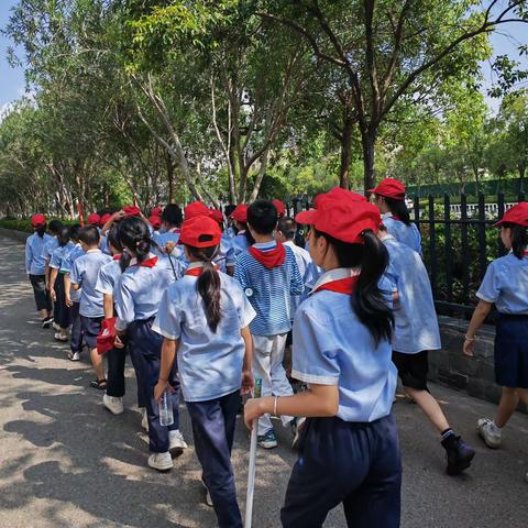 “志愿服务我先行 文明新风在践行”赣州市天竺山小学大手拉小手志愿服务活动