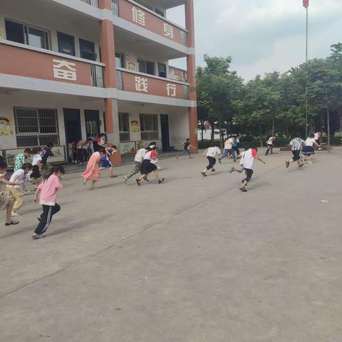 生命高于一切——佛耳湖镇明德小学进行消防安全演练