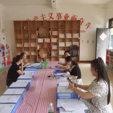 聚焦普及普惠办学质量 督导引领成长 —记教育局普及普惠工作小组暨曹佩佩督学莅临我园检查指导简讯