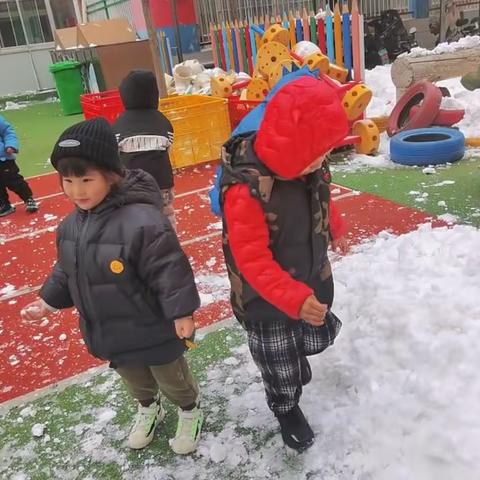 【三幼】小四班生活区户外游戏观察记录——趣味玩雪