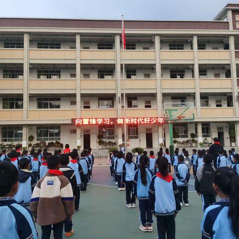 春风十里    追光而行 ——开远市乐白道中心校开展“学雷锋月”志愿服务活动