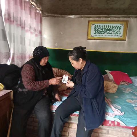 民族团结一家亲 巾帼关爱暖人心