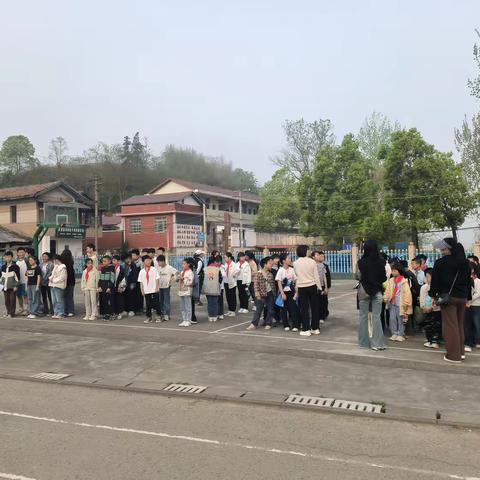 缅怀先烈志 共铸中华魂   ——辰溪县华中学校清明节祭扫活动