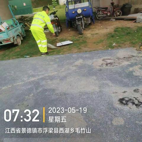 抓好日常保洁与安全教育