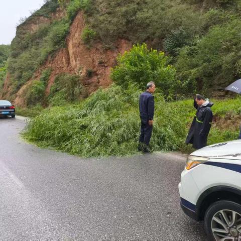 秋雨绵绵 董家河中队民辅警加大巡逻力度排查道路隐患