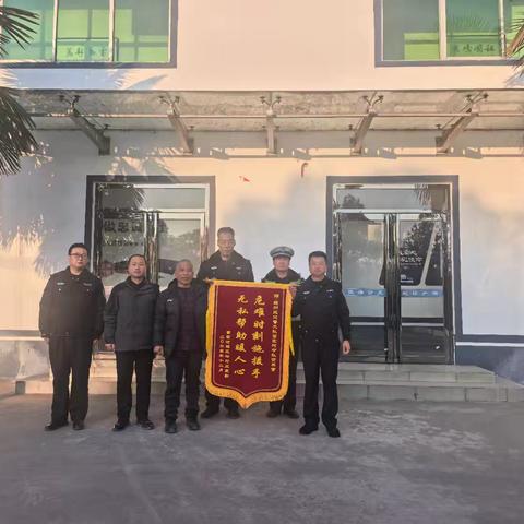 【铜川公安】危难时刻施援手 群众感谢送锦旗