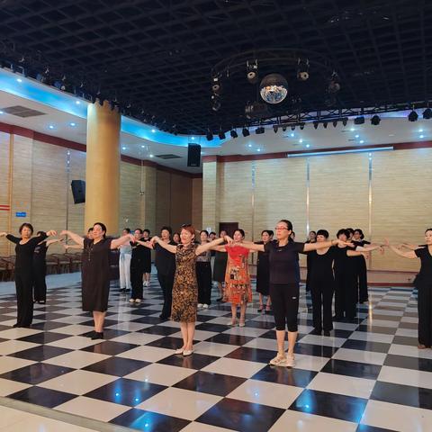 今天是形体高一班开学的第一堂课，同学们学习热情高涨，除了个别因病请假之外都已到位，由于教室空调原故，调到舞蹈室上课，因为教室地面光滑，王老师临时为我们编排了安全优美的舞蹈课。