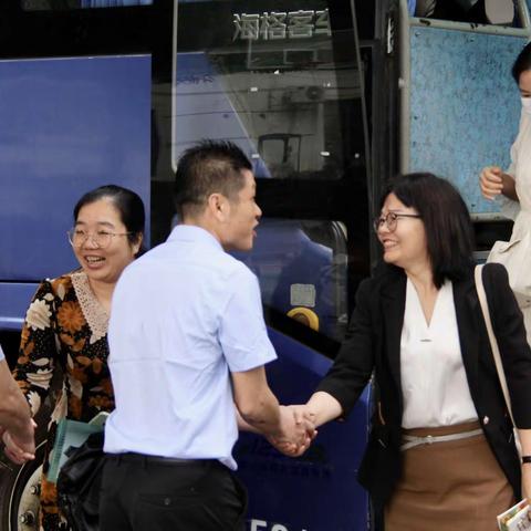 携手共提升   交流同发展  ——南宁市景华学校到田东县油城学校传经送宝