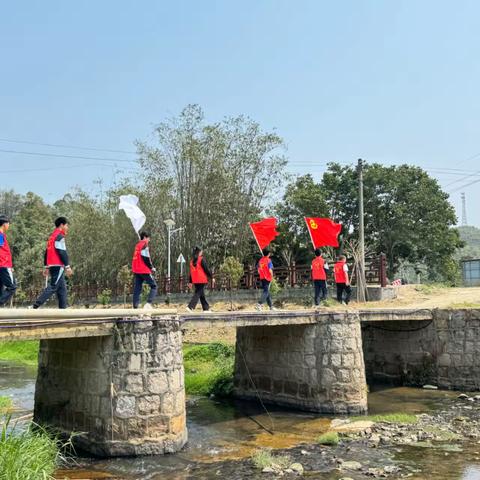 春暖三月共追“锋” 爱绿护绿齐行动——田东学校学雷锋志愿服务活动