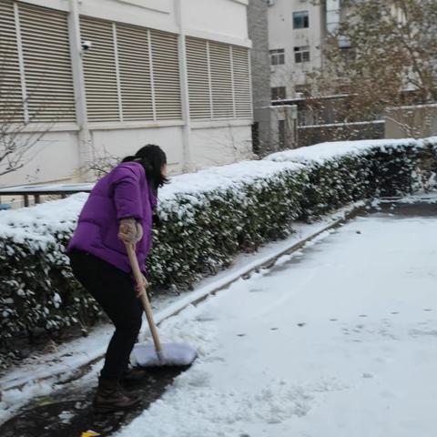 海淀西区北京大学支行“扫雪除冰暖心人”