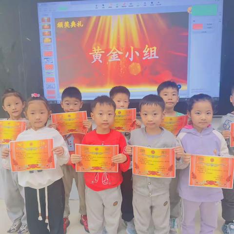 小组合作共成长，你我携手齐进步                      ——蓝湾小学10月“黄金小组”表彰