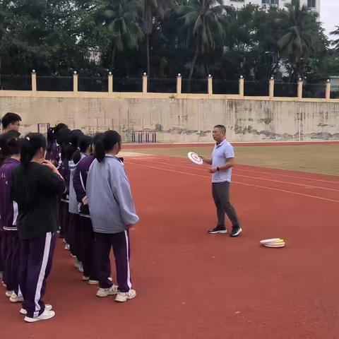 吴老师上飞盘运动的课