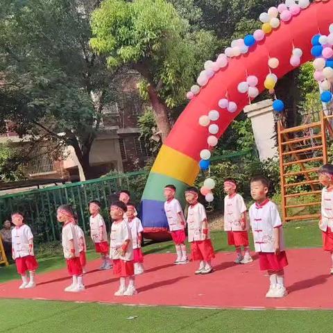 万霖花苑幼儿园中二班庆六一汇报演出留影👍👍