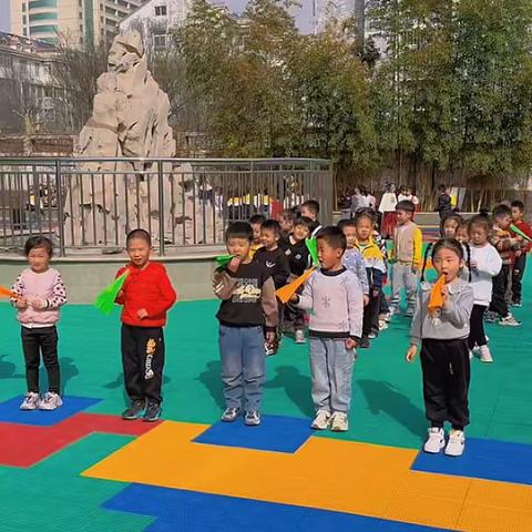 青州市北关幼儿园中四班—《好玩的纸飞机》