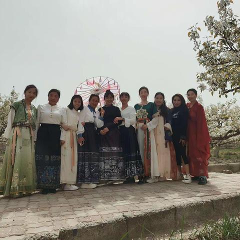 “典耀中华，花香满溢” ——库尔勒市第五中学教育集团兰干乡中心学校第四届梨花节暨经典诵读活动。