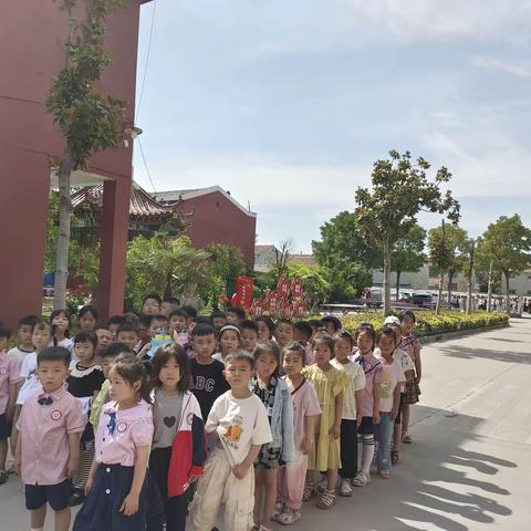 鹿楼镇中心幼儿园大班组参观小学活动