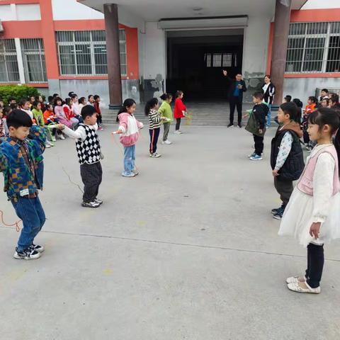 “绳彩飞扬 活力绽放”——张汪镇辛集小学一年级举行跳绳比赛