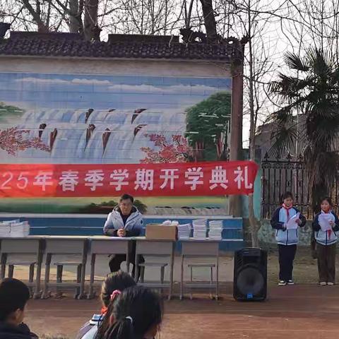 铜山区吕梁学校举行学生优秀寒假作业展示暨春季开学典礼活动