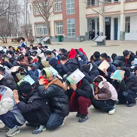 吕梁学校开展“防震消防”应急演练