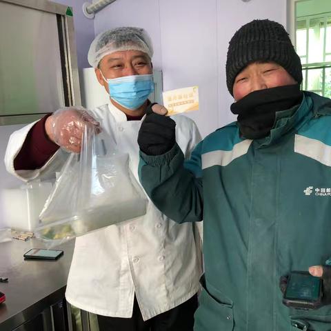 一碗热饭的双向奔赴：老年餐桌变身“爱心驿站”