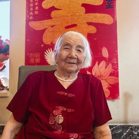 2026年7月17日，农历六月初四，欢聚一堂，我们怀着满心欢喜相聚在此，共同庆贺老妈妈的寿辰。岁月温柔，福寿绵长。寿星一生勤劳善良，孝顺长辈、善待身边每一个人。经历了93个春秋，创造太多奇迹