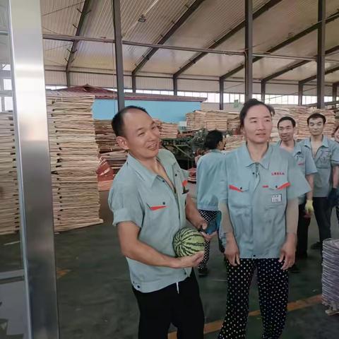 炎炎夏日热似火，圆圆西瓜助解暑