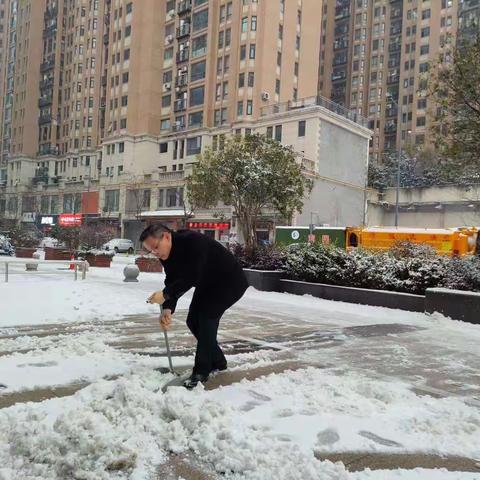 十堰市档案馆（史志研究中心）组织开展清雪除冰志愿服务活动