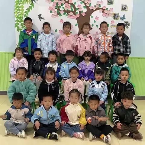 🌿清明🌿 万物生长逢其时 山河无恙人安康 人间最美四月天 芳菲始盛正清明 清明至怀念逝去珍惜当下 与春天同行思念与希望同在